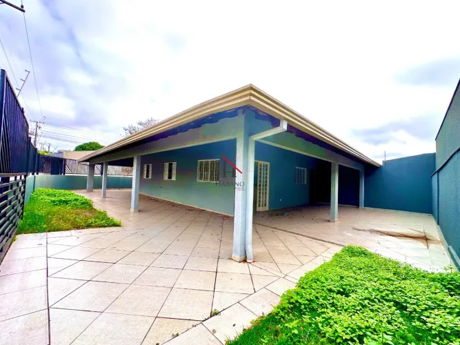 Casa de esquina na Região Leste com 3 quartos, suíte, varanda e quintal