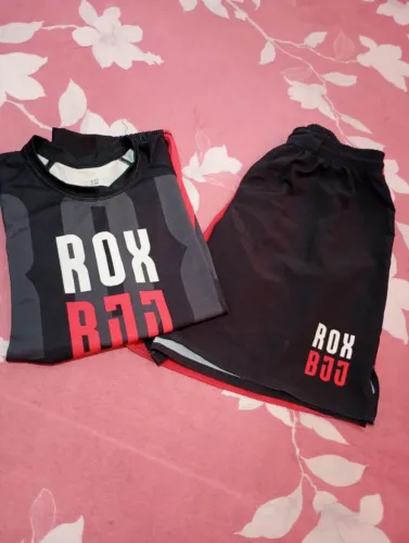 Rashguard e bermuda roxbjj