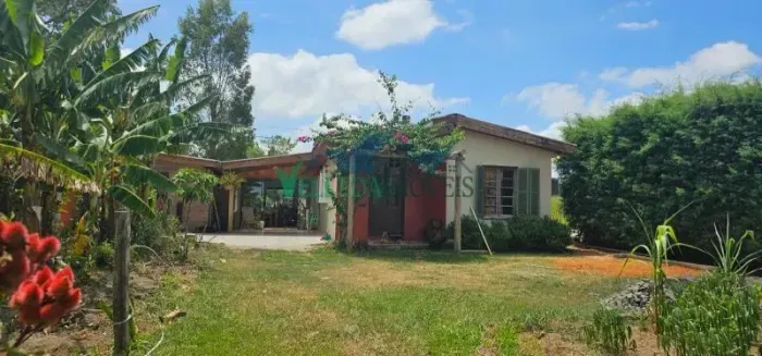 Velleda oferece espetacular sítio em condomínio fechado em Águas Claras, com boa casa e pi