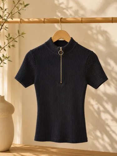 Camiseta Gola Alta Com Zíper Dourado