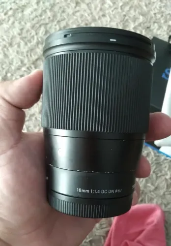 Lente Sigma 16mm 1.4 (E-mount)