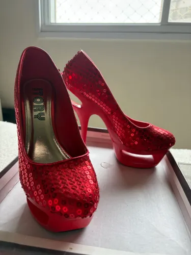 Salto alto Vermelho com paetê - Marca Story EUA