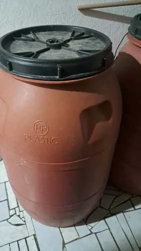 2 TONEIS COM TAMPA 240 LITROS CADA UM
