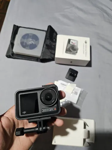 Câmera DJI Action 4 com acessórios