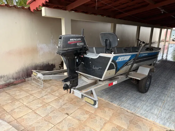 Canoa com apenas 30 horas de uso