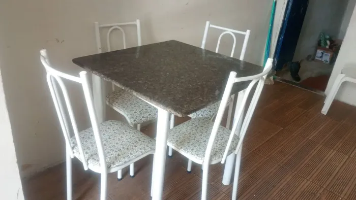 Mesa 4 cadeiras 