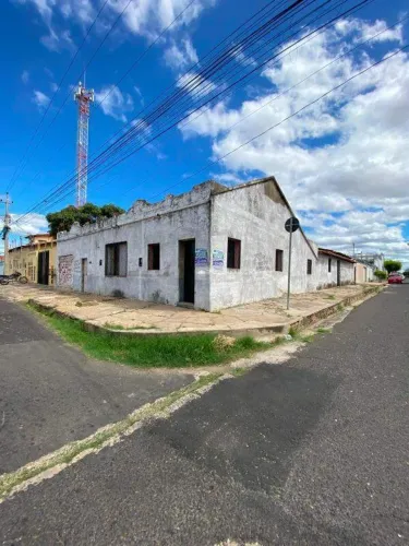 Imóvel de Esquina à Venda Próximo ao Ginásio Arena Verdão
