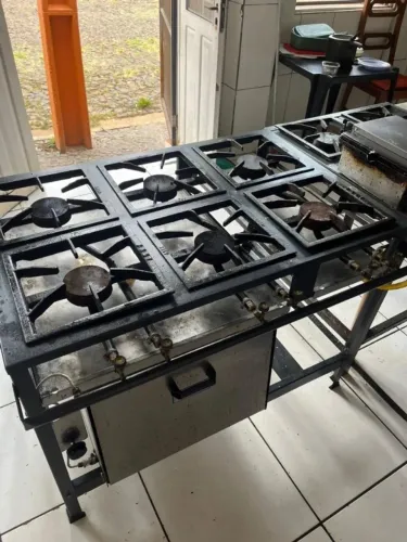 Fogão Industrial com forno 6 bocas
