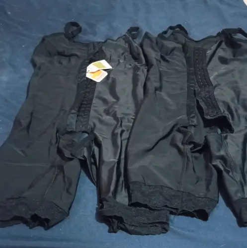 kit com 2 cintas modeladoras femininas na cor preta, novas.