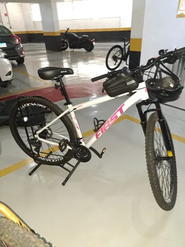 Bicicleta FIRST aro 29 - pouco uso + capacete + suporte + capa