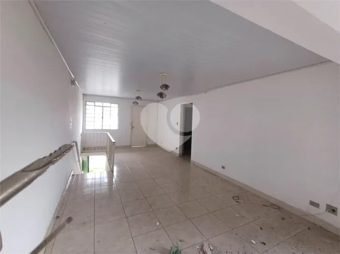 Casa Ampla à Venda Próximo ao Horto Florestal e Comércio Local