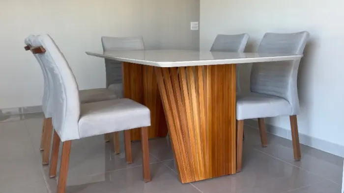 Mesa com cadeiras impermeabilizadas