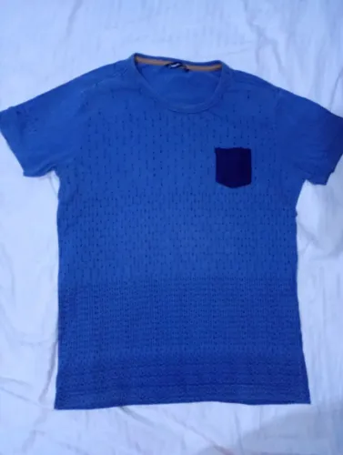 Camiseta azul com estampas de flechas gangster Tamanhos P com bolso frontal no mamilo