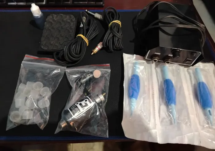 Kit tatuagem, máquina eclipse + fonte analógica + brindes