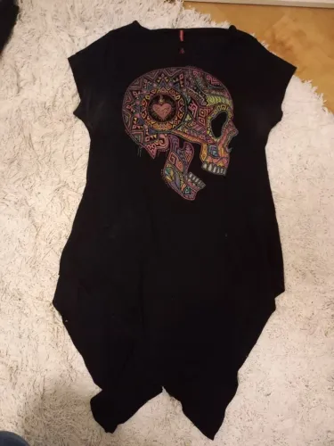 Camiseta com caveira colorida tam M