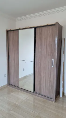 GUARDA-ROUPA 3 PORTAS DE CORRER COM ESPELHO E 4 GAVETAS