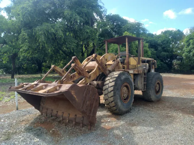CARREGADEIRA CATERPILLAR 966 