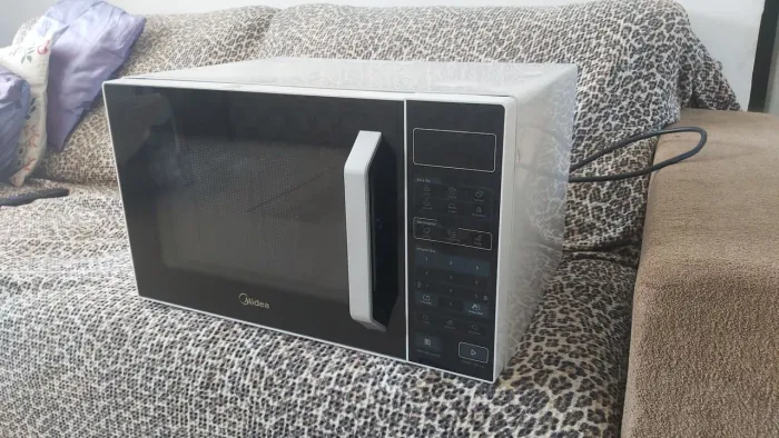 Vendo um micro-ondas funcionando perfeitamente, não tem trilho e nem prato, 150 reais