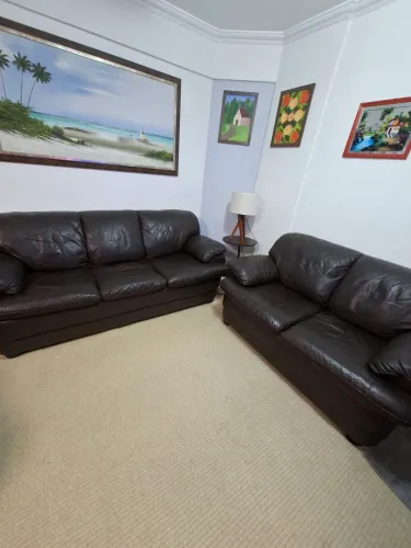 Jogo de sofa 2 e 3 lugares em couro legítimo.