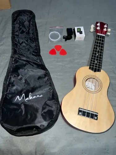 Ukulele soprano makanu com afinador cordas extras 3 palhetas e case pouco usado
