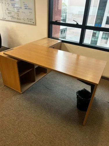 Mesa de escritório de madeira