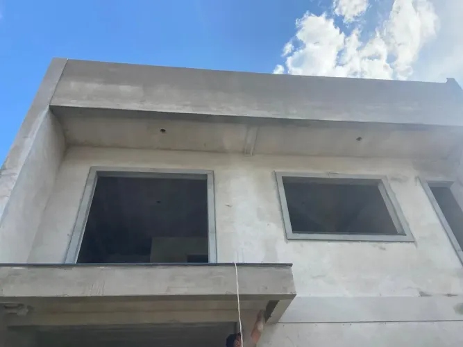 SOBRADO NOVO, 3 QUARTOS, 1 SUÍTE COM SACADA, JARDIM E QUINTAL BEM LOCALIZADO EM CAMPO LARG
