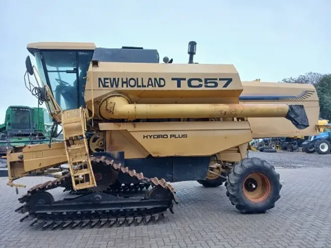 Colheitadeira New Holland TC57