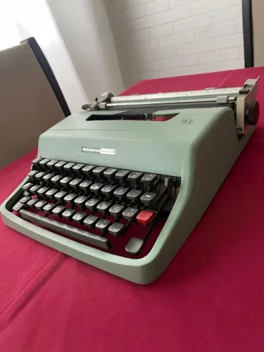 Máquina de escrever Olivetti underwood lettera 32