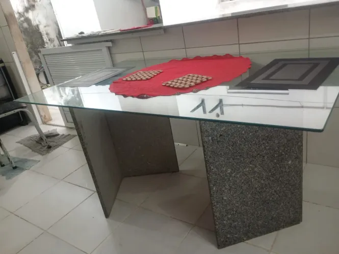VENDO MESA DE VIDRO.