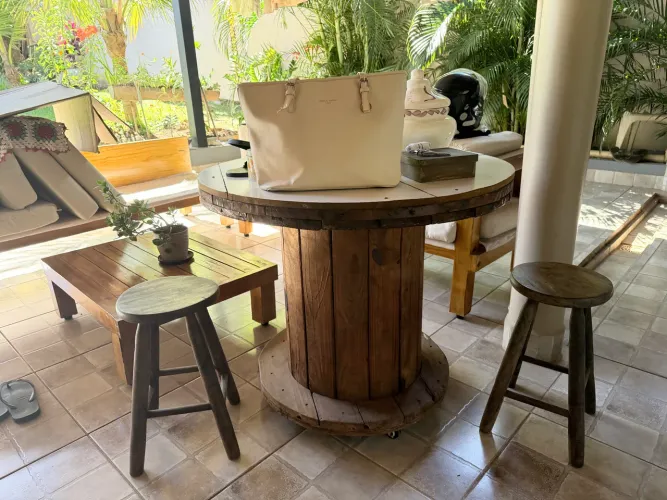 Mesa com 2 bancos