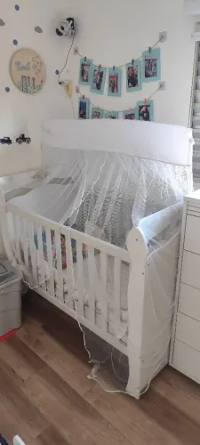 Berço semi novo. 2 em 1 com mosqueteiro e suporte.