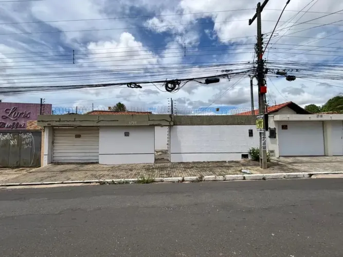 CASA COM 3 QUARTOS SENDO 2 SUITES E 1 QUARTO COM CLOSET. TODOS OS QUARTOS COM ARMÁRIOS. PO