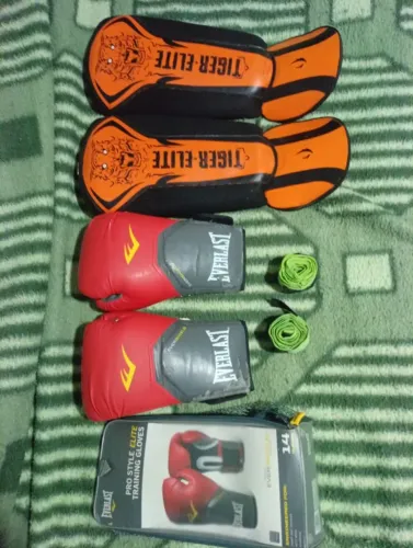 KIT LUTAS  MUAY THAI / BOXE  - LUVAS, CANELEIRAS E BANDAGENS 