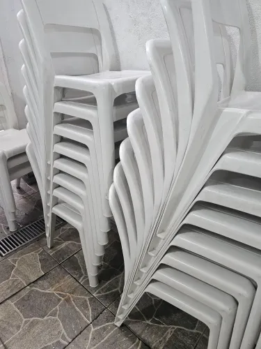 CADEIRAS PLÁSTICAS BRANCAS