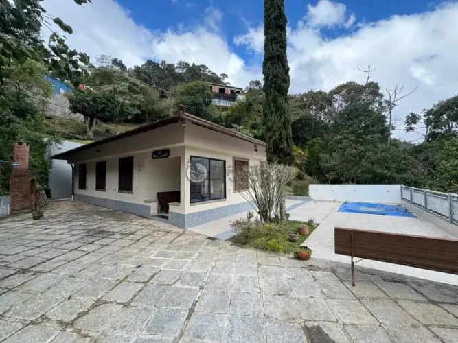 Casa independente à venda com 3 quartos, 100 m² na Fazendinha - Teresópolis/RJ.