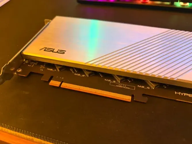 ASUS Hyper M.2 x16 Gen 4 usada