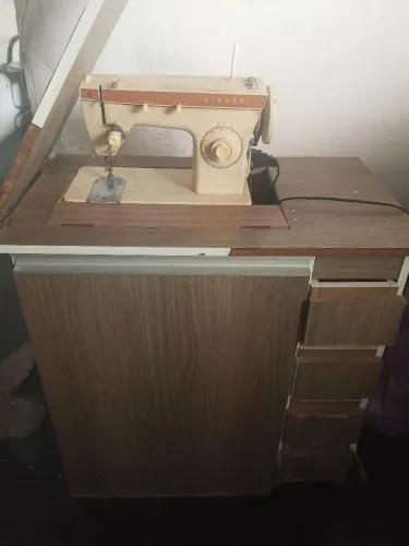 Máquina de costurar elétrica Singer 