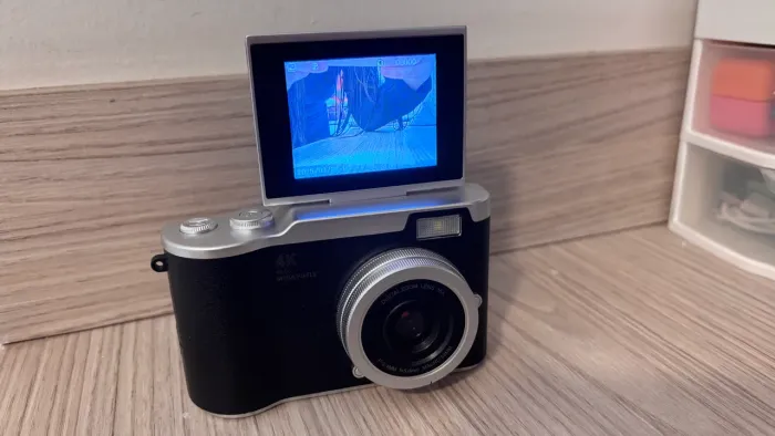Câmera com flash CCD 4K - acompanha dispositivo para transferir as fotos e carregador