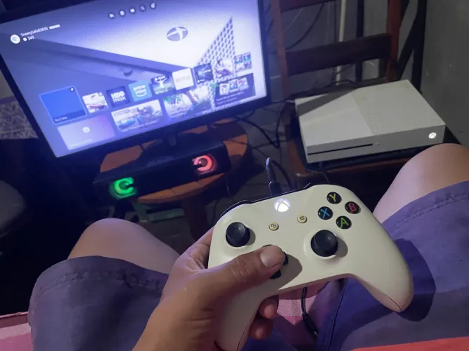COMBO GAMER - XBOX ONE S 1TB BRANCO + MONITOR AOC + CONTROLE