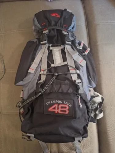 Mochila Trekking Crampon 48, impermeável, reforçada, ideal para suas trilhas e aventuras!