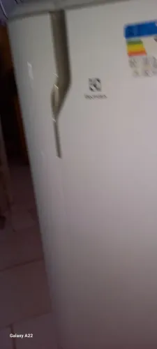 Vende se geladeira  em bom estado de uso 
