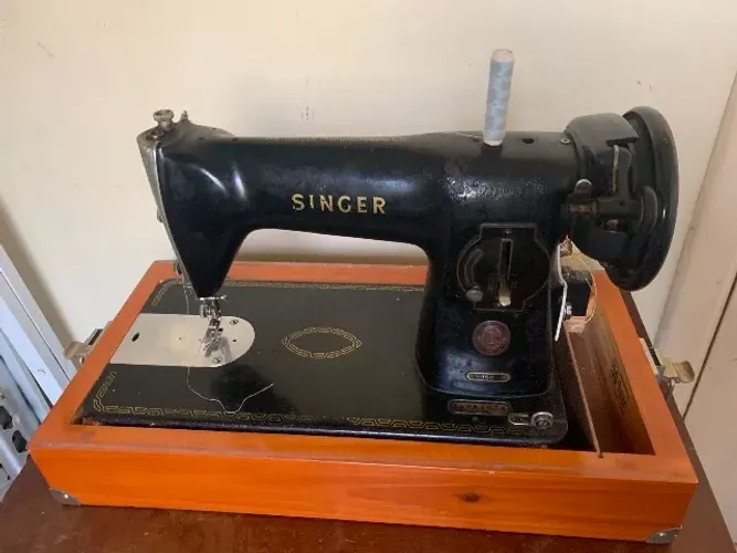 Máquina de Costura Singer 15C com Gabinete Original de Madeira de 1956 (Usada)