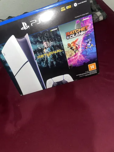 Vendo PlayStation 5 slim digital praticamente novo , com nota fiscal 2 controles 