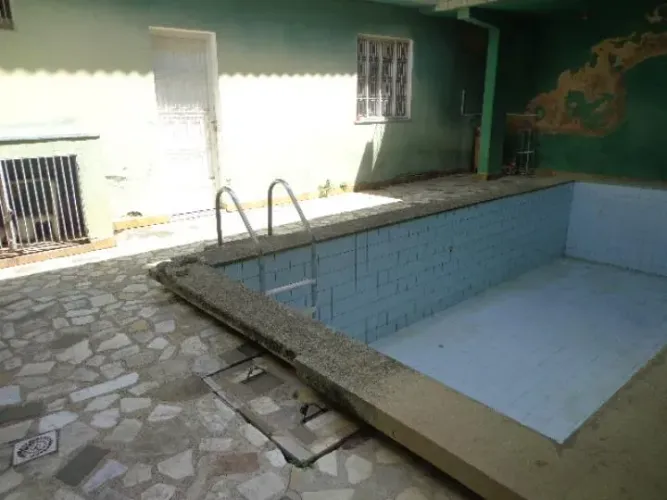 Vendo casa com piscina no centro de Nova iguaçu com 300m²