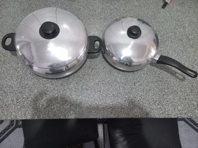 Duas panelas de alumínio