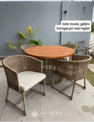 Conjunto de mesa e cadeiras quatro lugares