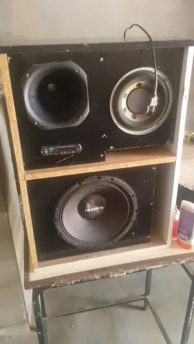 Vendo essa caixa de som via bluetooth também
