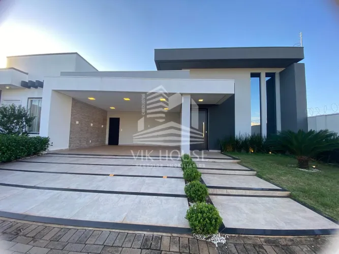 CASA TERREA MOBILIADA COM TRES SUITES A VENDA NO CONDOMINIO SAFIRA -