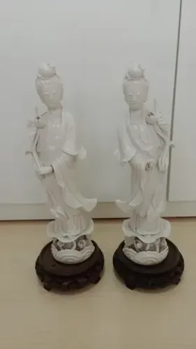 Dupla de estatuetas porcelana branca