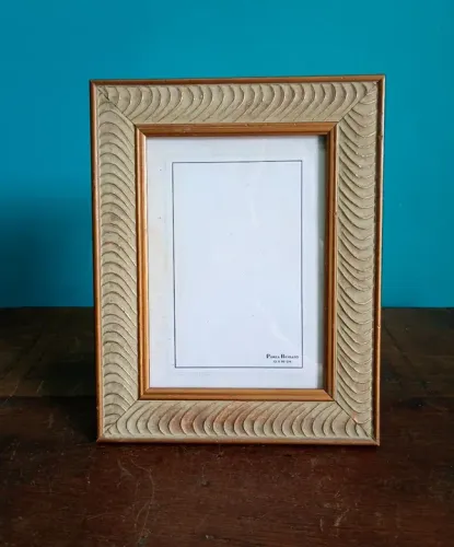 Antigo Porta Retrato Dourado com Moldura em Madeira